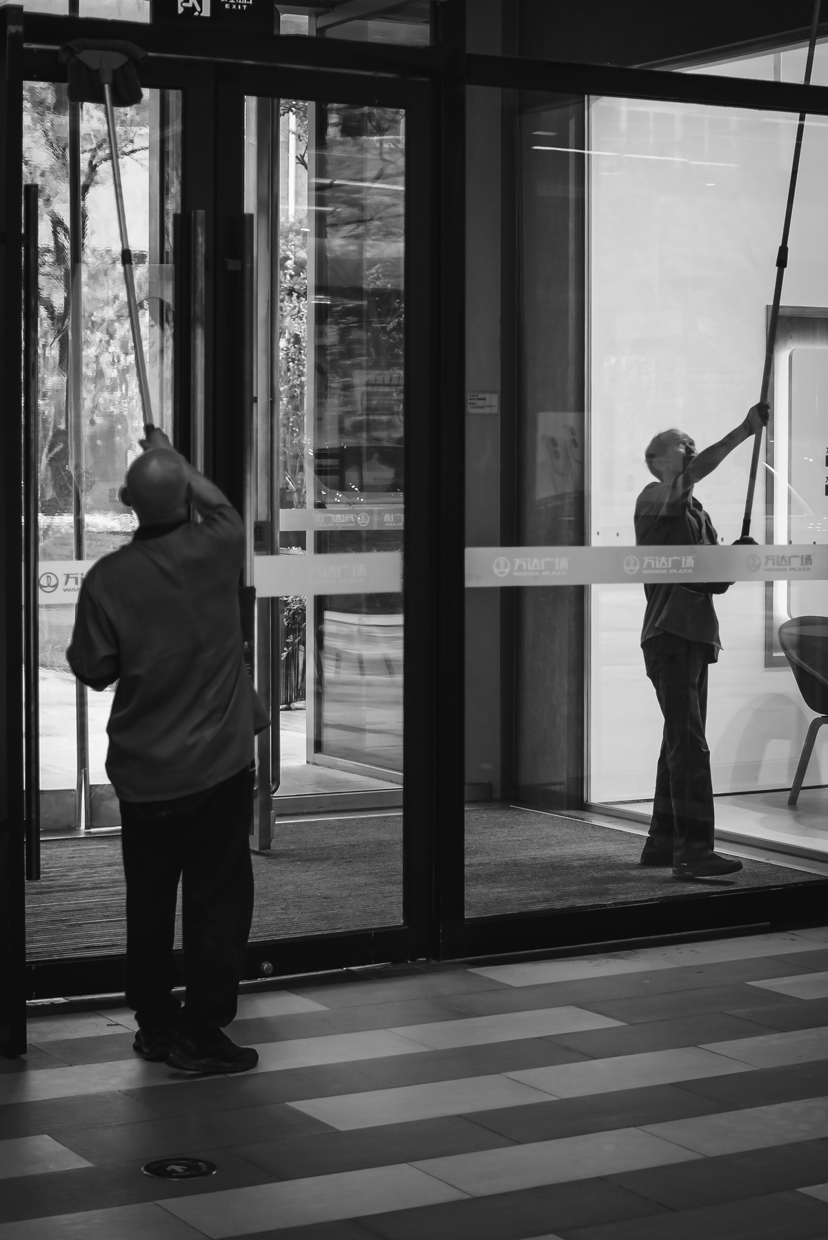 Fensterreinigung in einem Bürogebäude